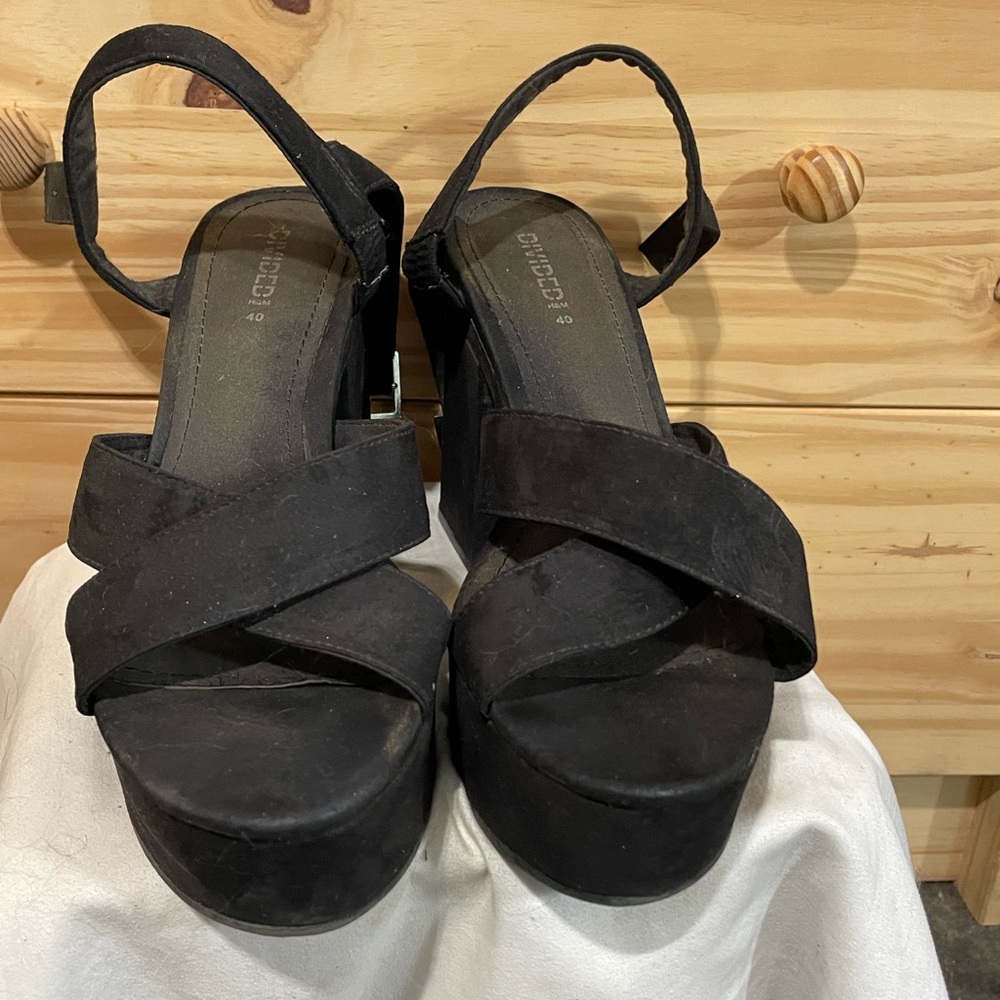 Divided platform strappy sandals